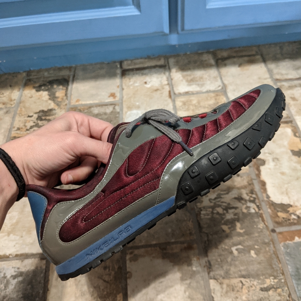 Nike Fit Women's 6 Burgundy Fashion Sneakers - Picture 4 of 7